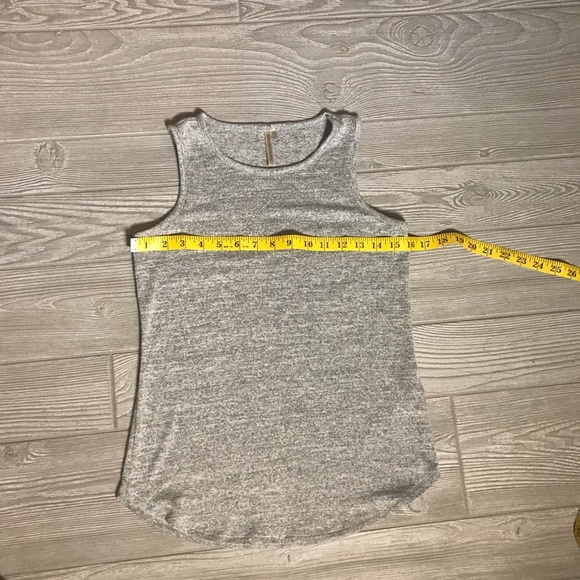 5/$20 ✨ BANANA REPUBLIC The Signature Tee Rounded Hem in Heather Grey - Picture 7 of 7